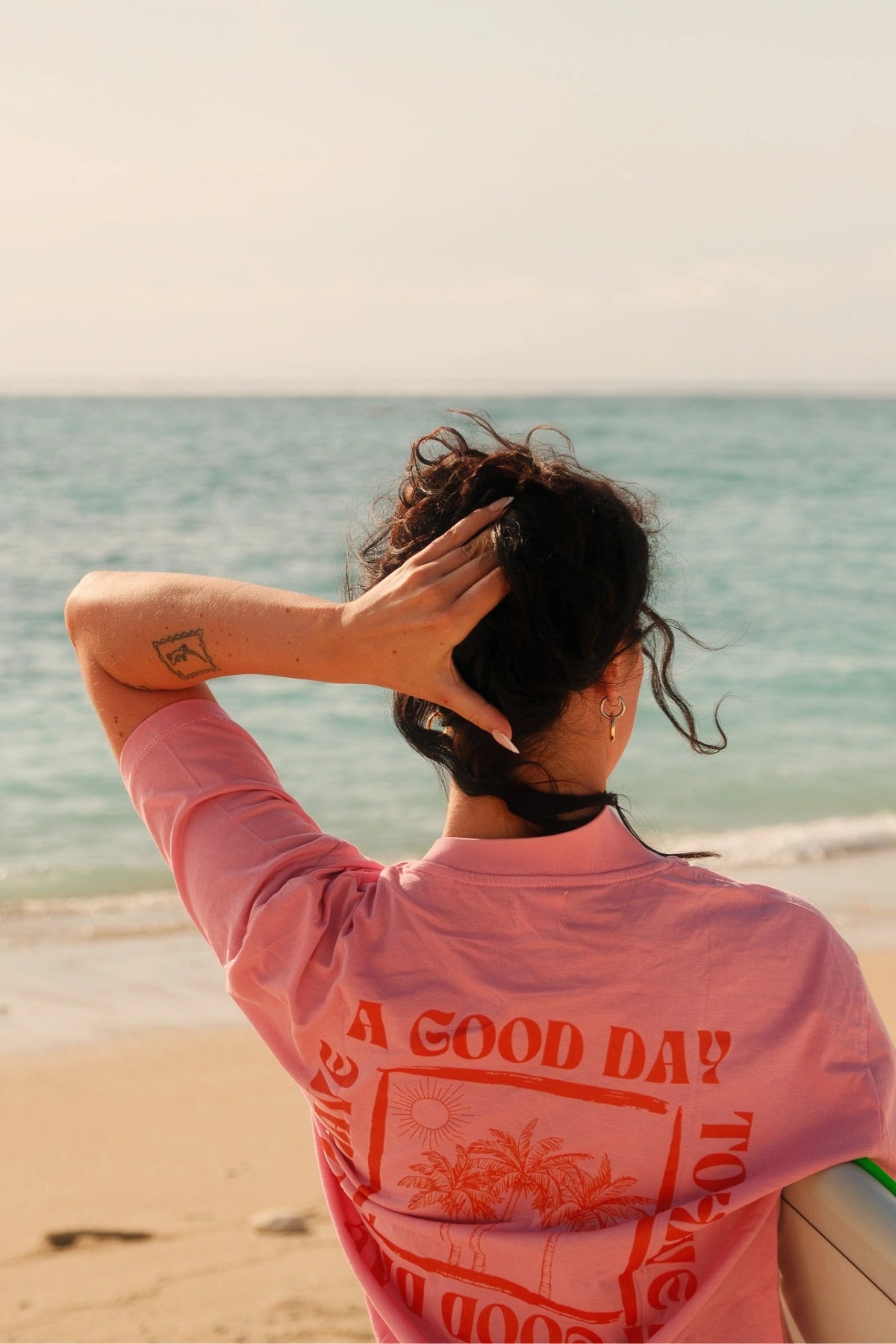 A Good Day Women T-Shirt Pink mit Palmenprint und Meerblick – lässiger Sommerstyle.