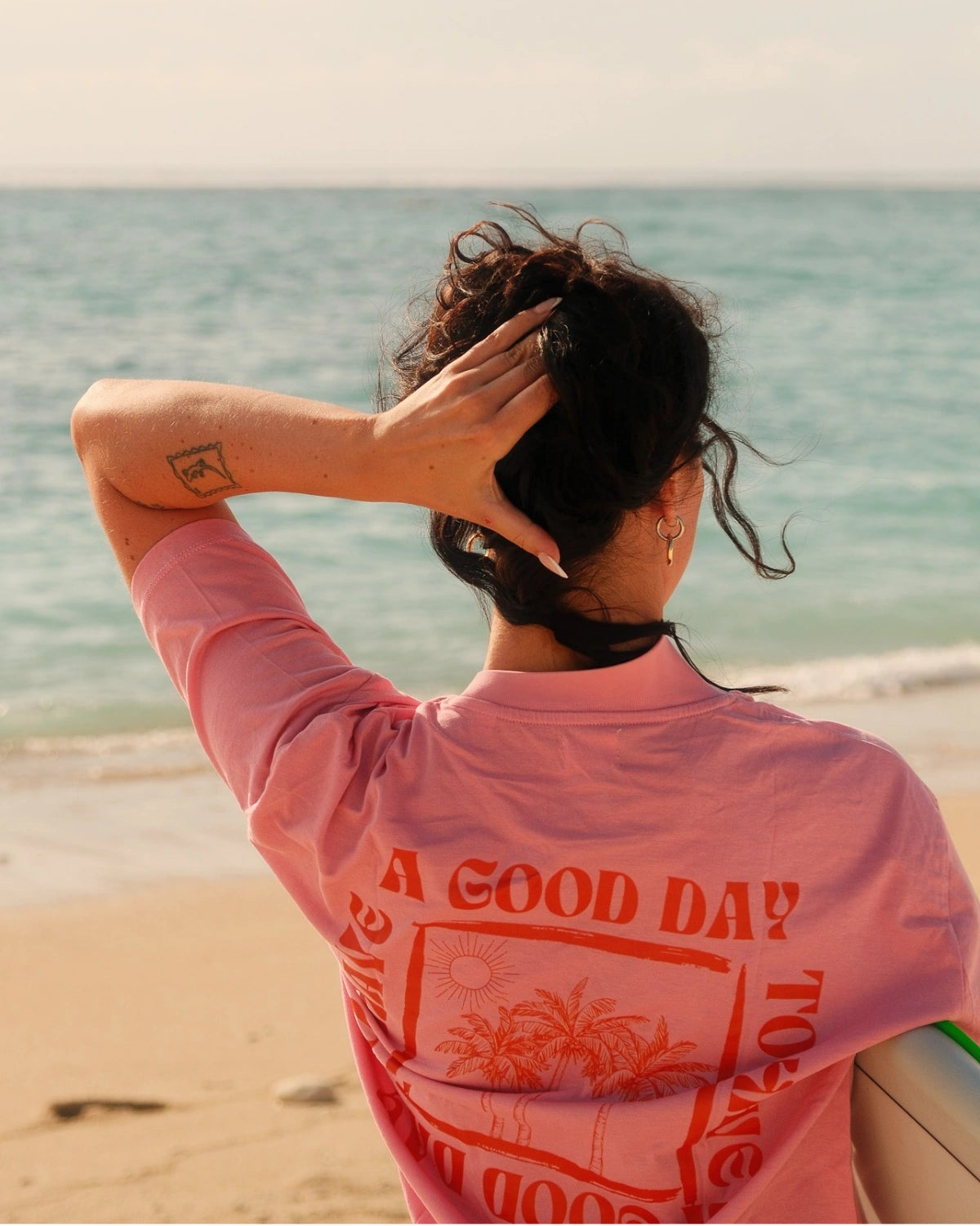 A Good Day Women T-Shirt Pink mit Palmenprint und Meerblick – lässiger Sommerstyle.