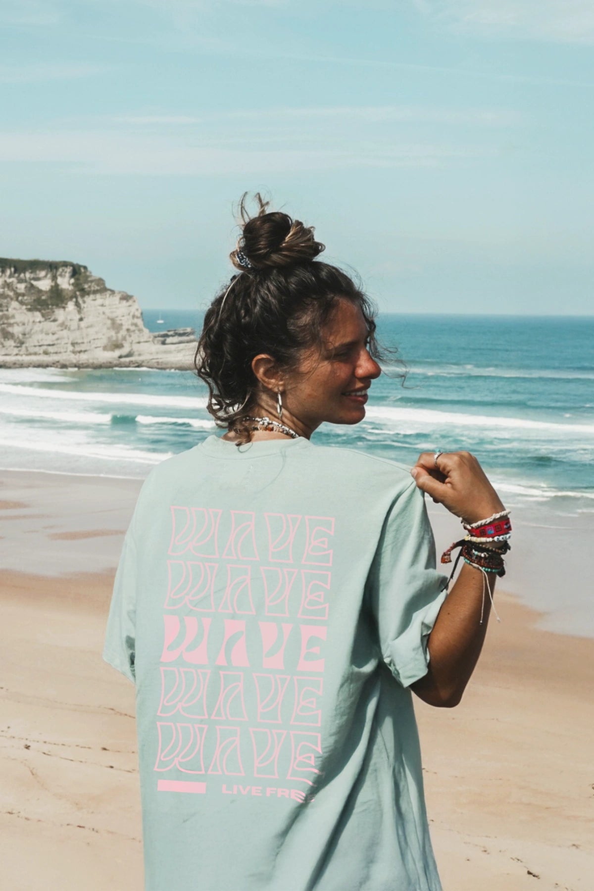 Rückseite des Oversized T-Shirts „Live Free“ von The Sunkissed Rebels mit Ozeanblick