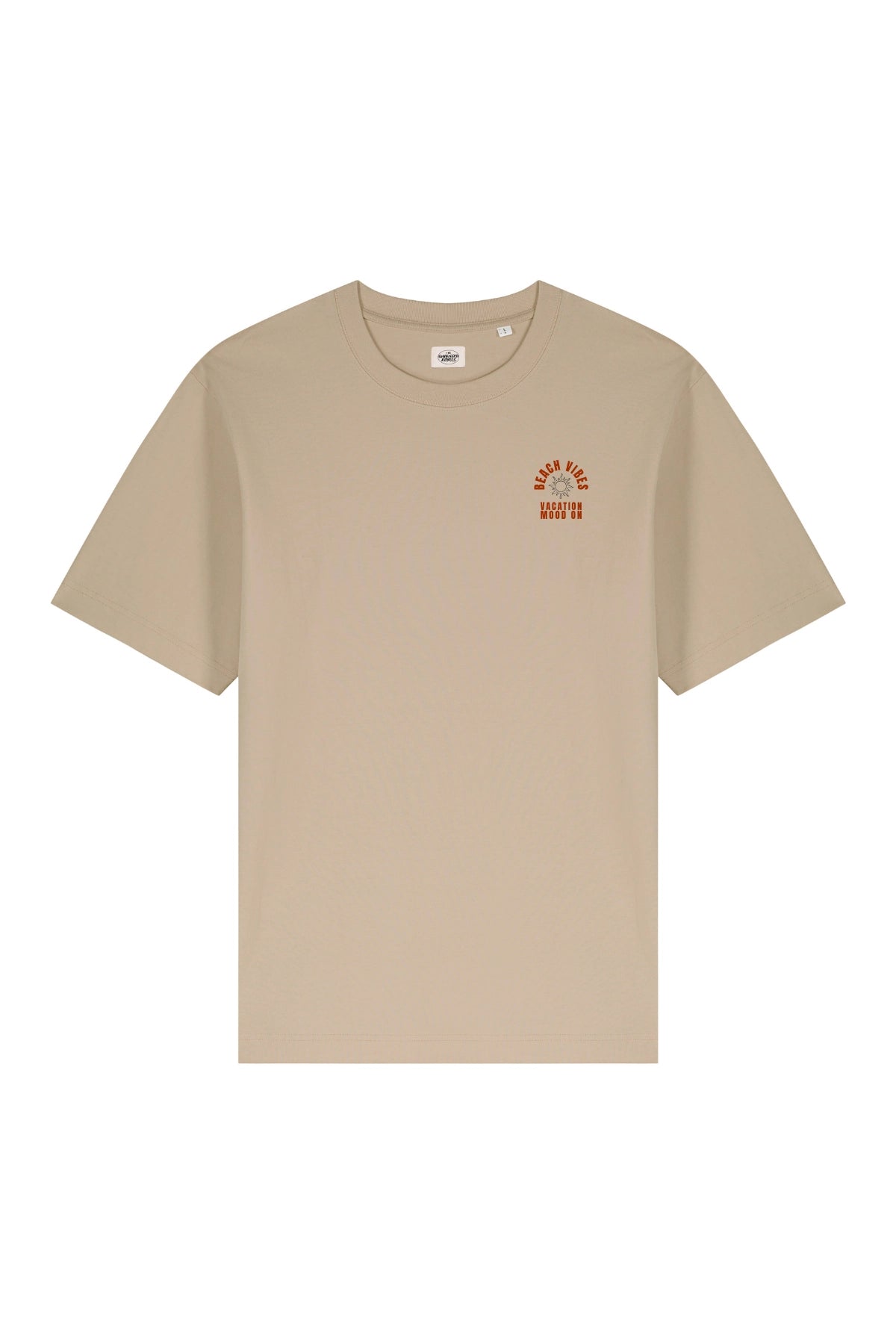 Vorderansicht vom The Sunkissed Rebels Oversized T-Shirt in Sand mit kleinem Beach-Vibes-Aufdruck.