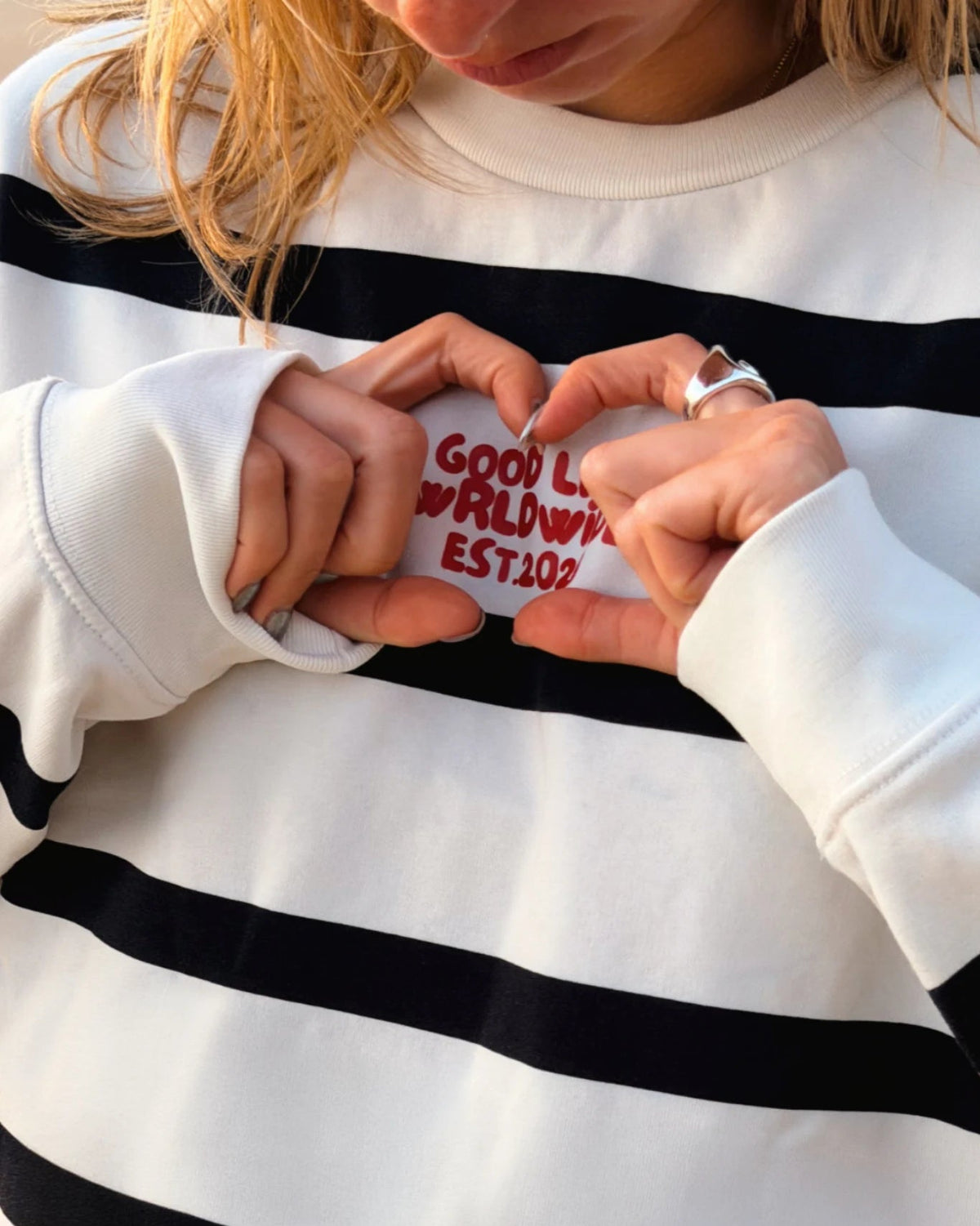 Detailaufnahme Dockside Rebel Sweater Vintage Cream mit Good Life Worldwide Logo