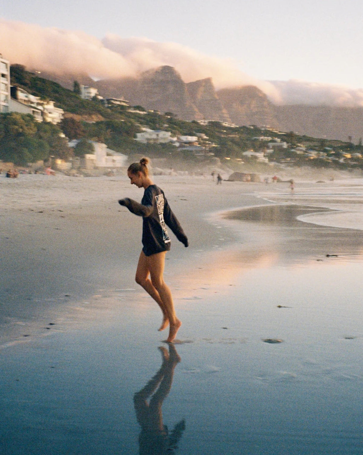 Live Free Vintage Sweater Black in Bewegung am Strand – entspannter Surf- und Coastal Style