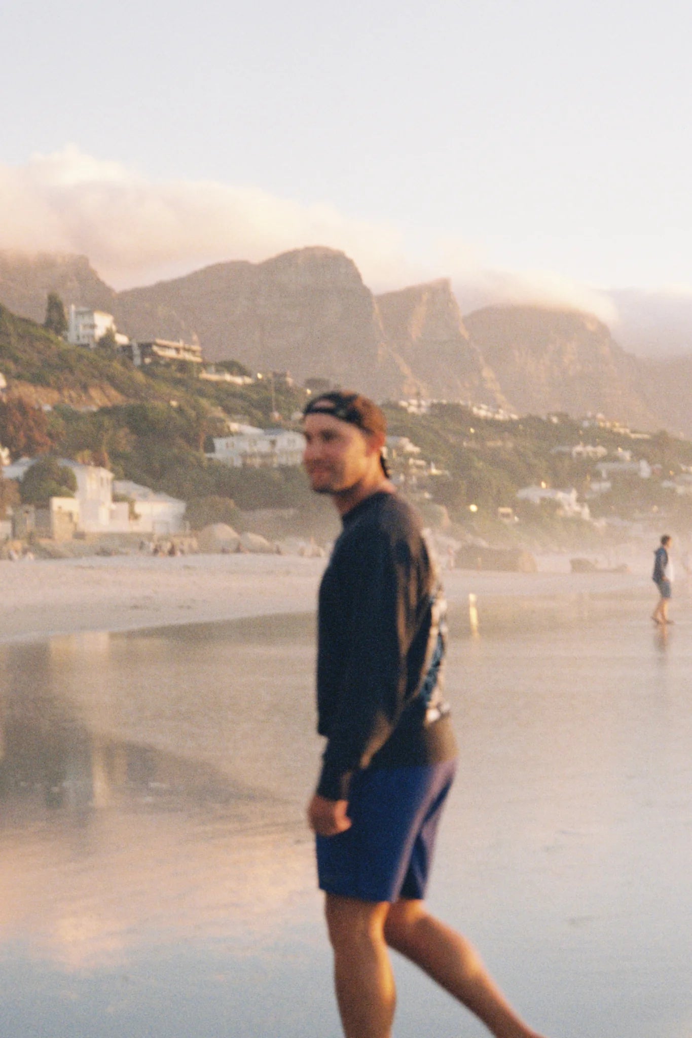 Mann in Kapstadt trägt Live Free sweater in schwarz von The Sunkissed Rebels