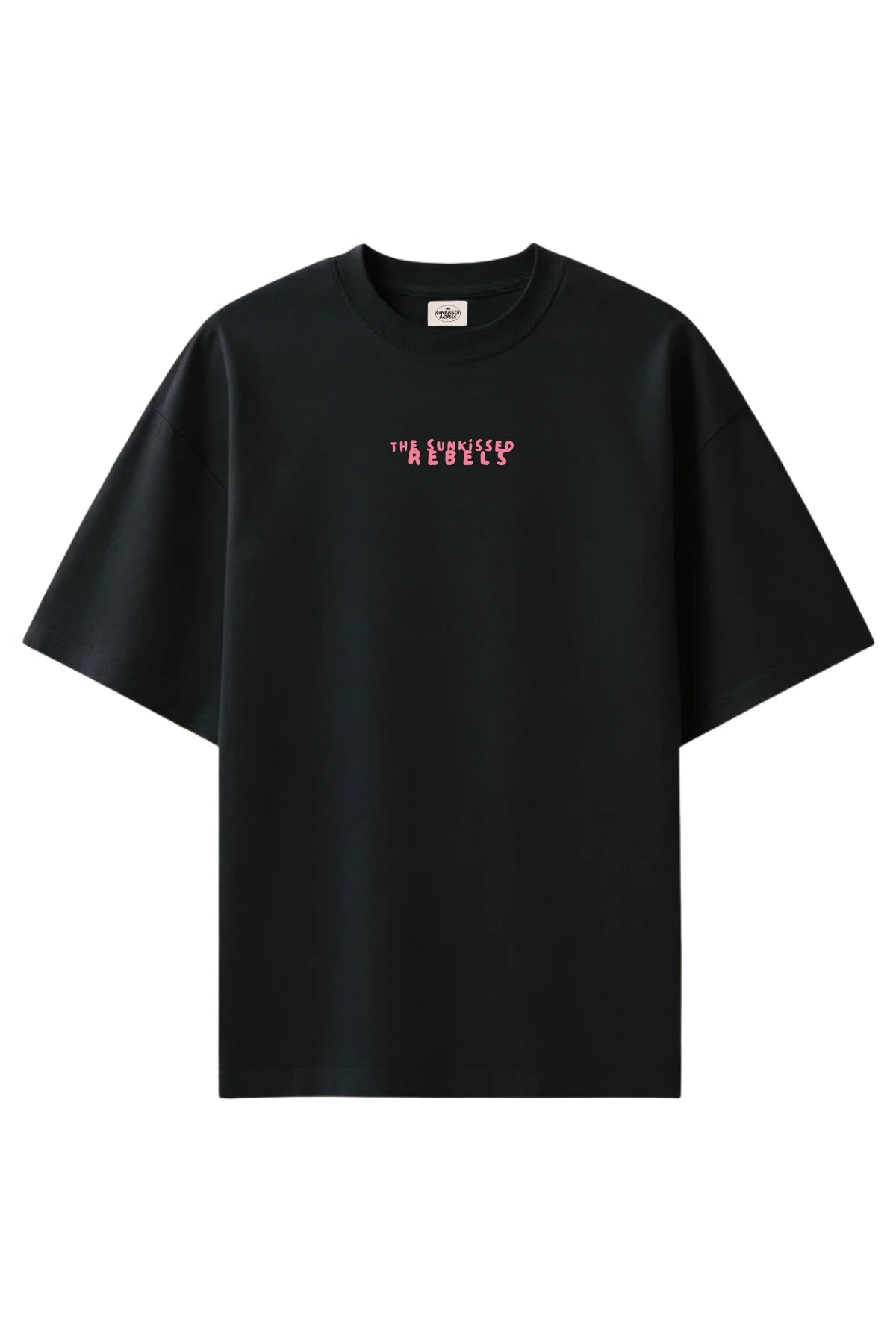 Oversized Black T-Shirt mit kleinem „The Sunkissed Rebels“ Brustprint in Rosa.