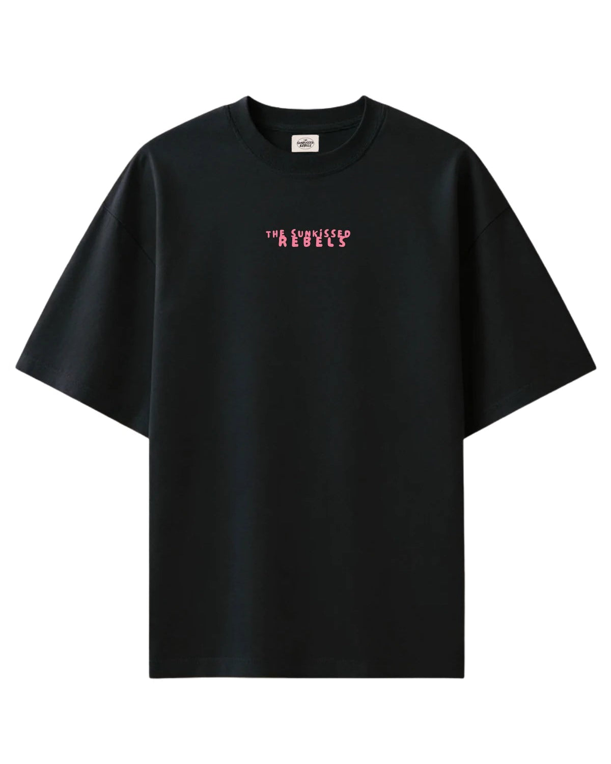 Oversized Black T-Shirt mit kleinem „The Sunkissed Rebels“ Brustprint in Rosa.