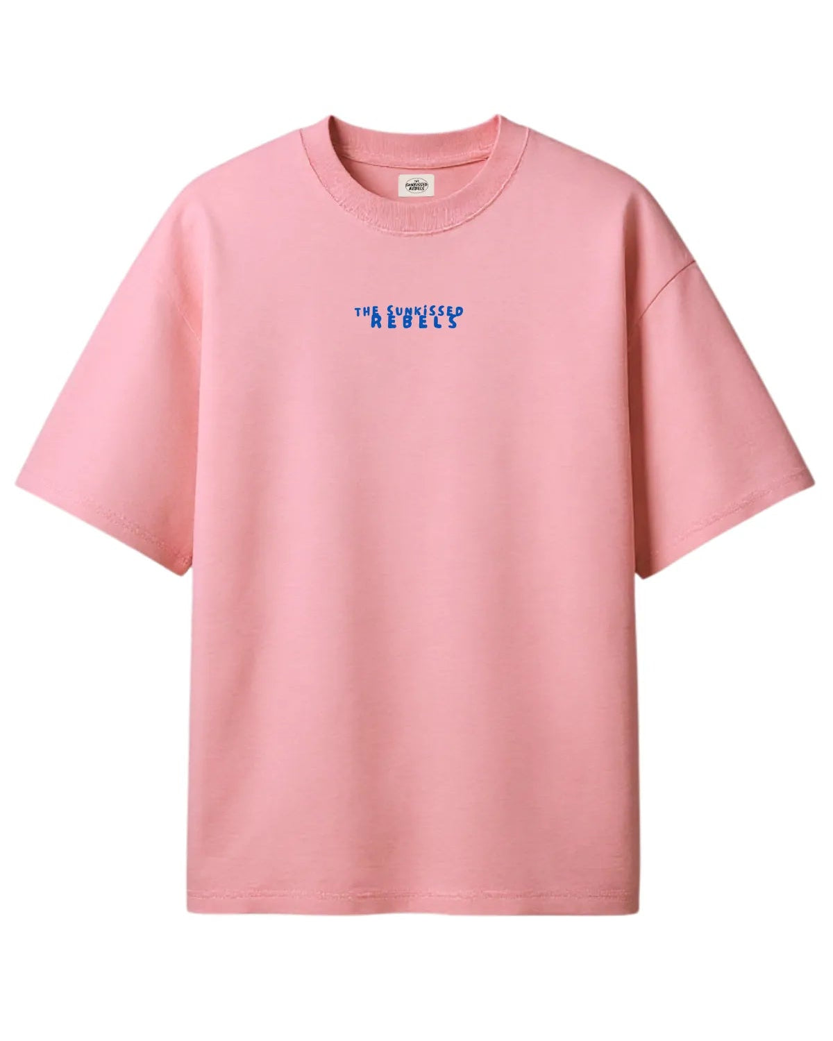 Vorderseite des No Bullshit Whale Oversized T-Shirts in Pink mit The Sunkissed Rebels Brustprint.