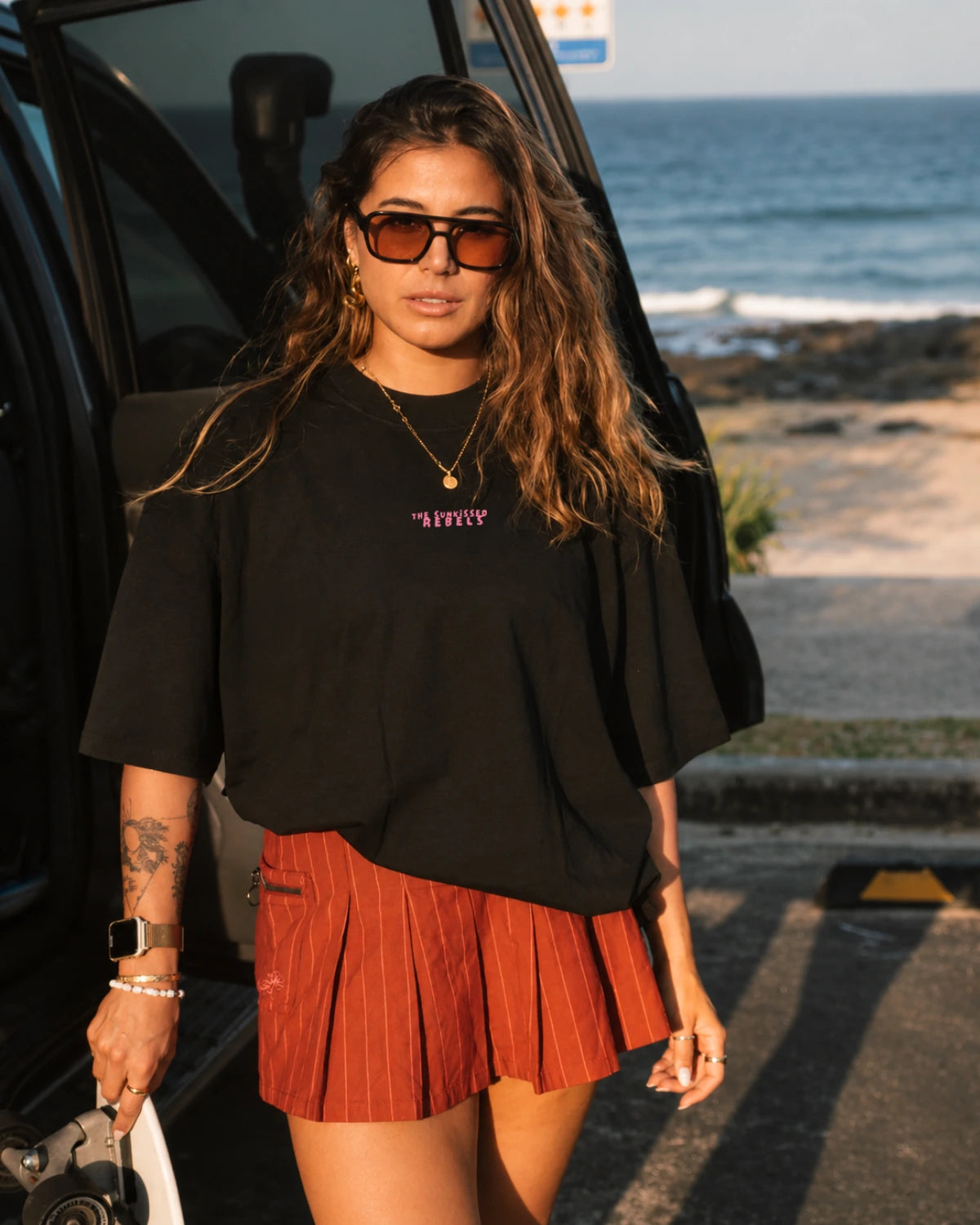 No Bullshit Whale Boxy Oversized T-Shirt Black – Frontansicht mit kleinem The Sunkissed Rebels Brustprint