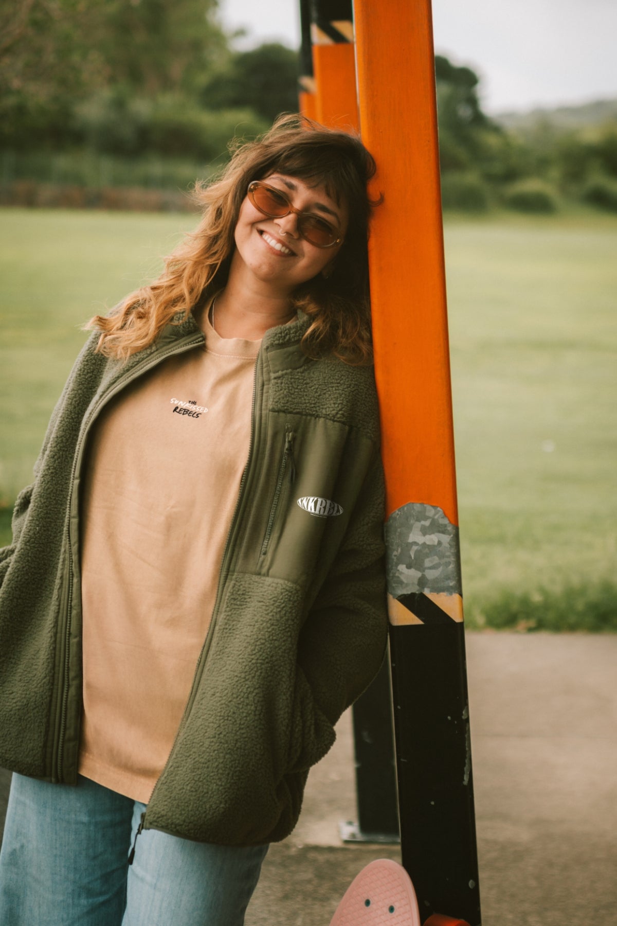 Frau lehnt an Pfosten