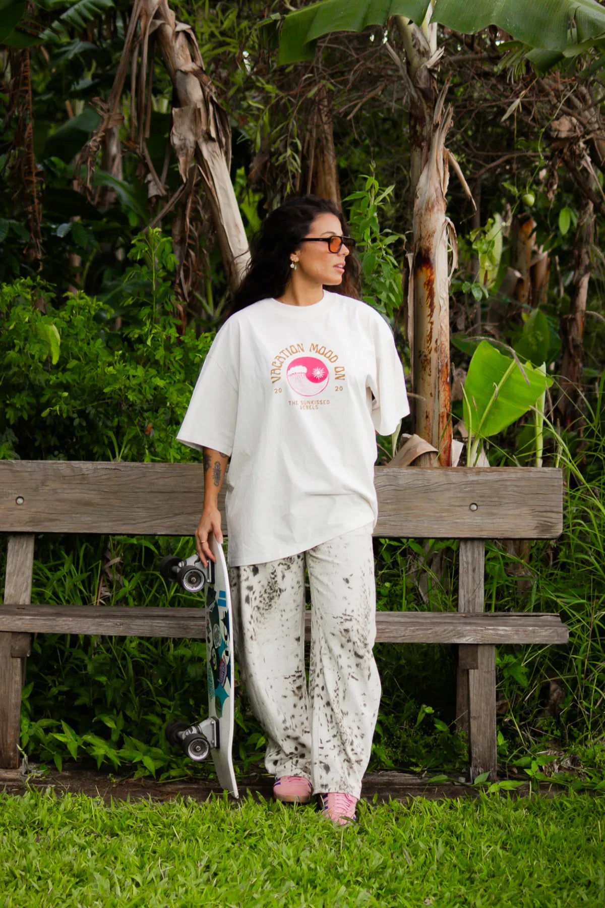 Lässiger Streetstyle mit Oversized Shirt von The Sunkissed Rebels auf Parkbank