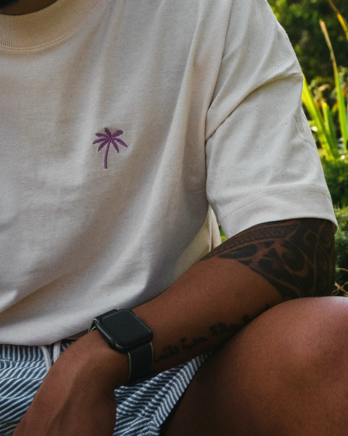 Detailansicht des Palm-Sticks auf Oversized T-Shirt mit Tätowierungen