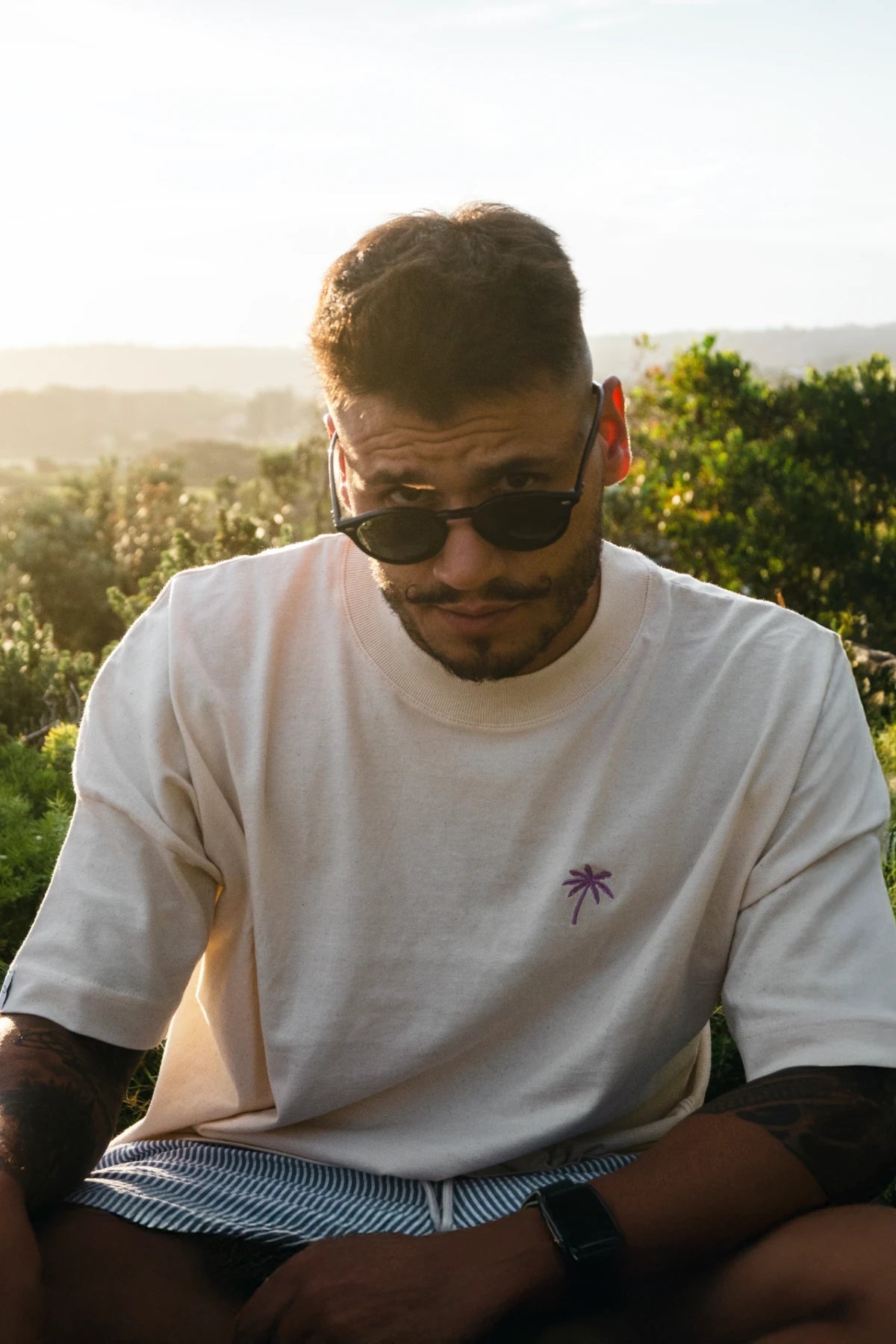 Oversized T-Shirt aus Bio-Baumwolle in Nahaufnahme, Mann blickt direkt in Kamera