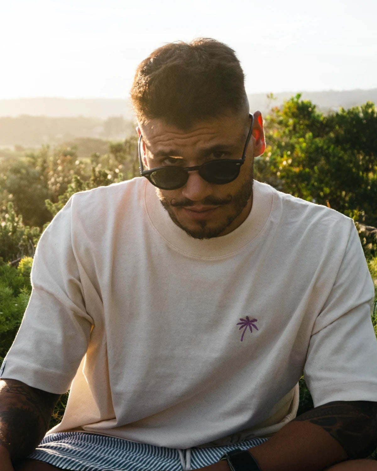 Oversized T-Shirt aus Bio-Baumwolle in Nahaufnahme, Mann blickt direkt in Kamera
