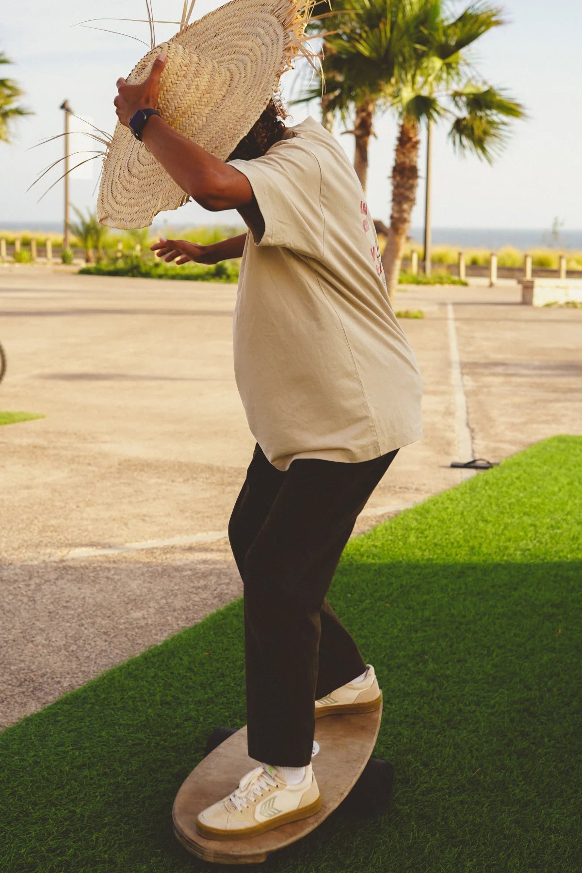 Sommerlicher Surfer-Look mit Rattan-Hut und rebellischem Sand-T-Shirt von The Sunkissed Rebels