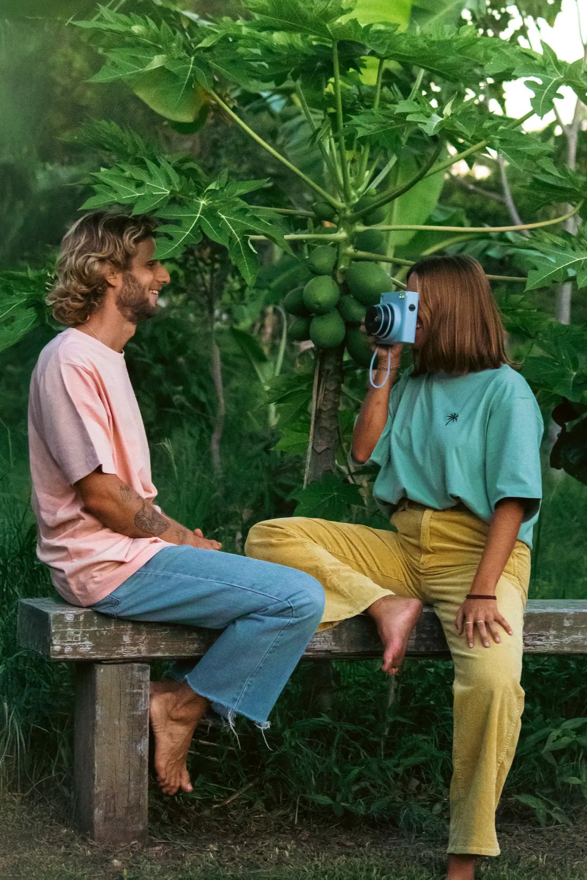 Paarshooting im tropischen Garten mit aloe und apricotfarbenem T-Shirt von The Sunkissed Rebels