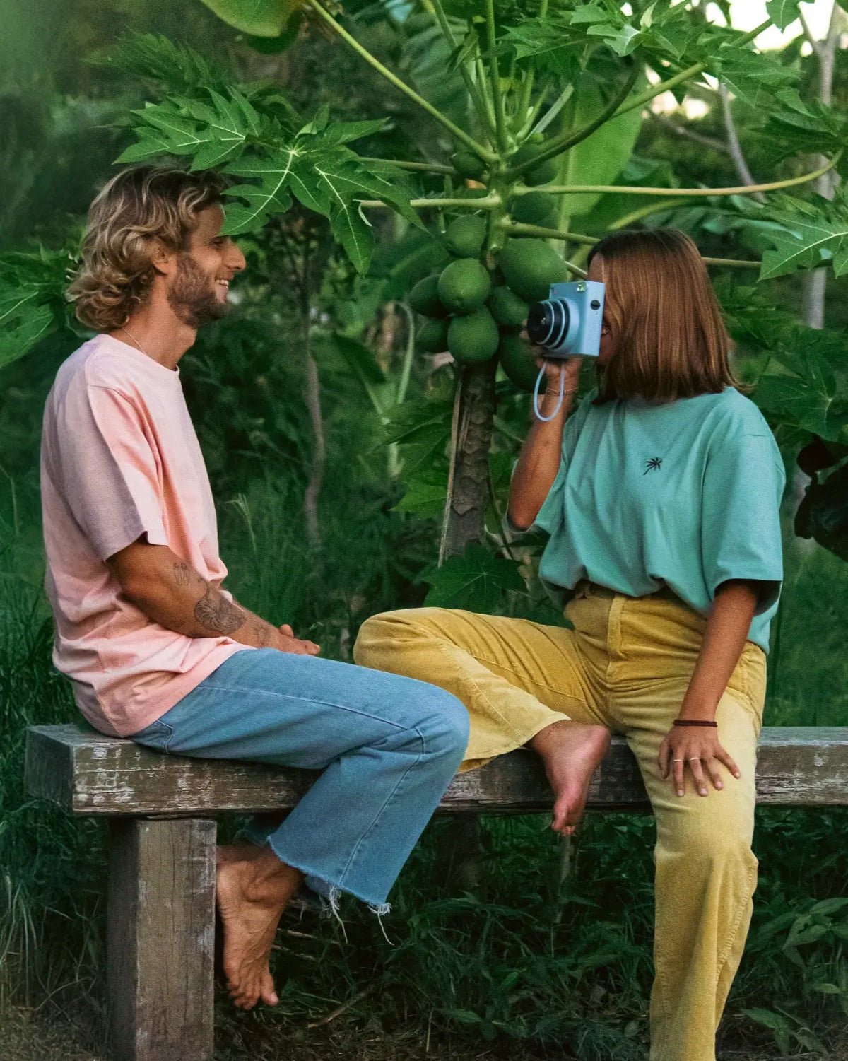 Paarshooting im tropischen Garten mit aloe und apricotfarbenem T-Shirt von The Sunkissed Rebels