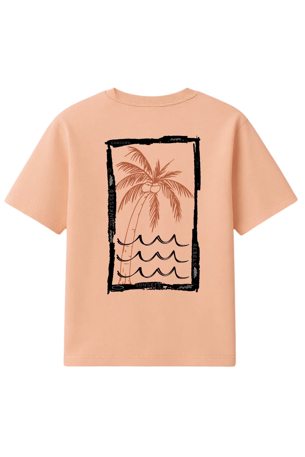 Korallenfarbenes Oversized-T-Shirt mit großem Rückendruck einer Palme über Wellen und schwarzem Rahmen-Design von The Sunkissed Rebels.