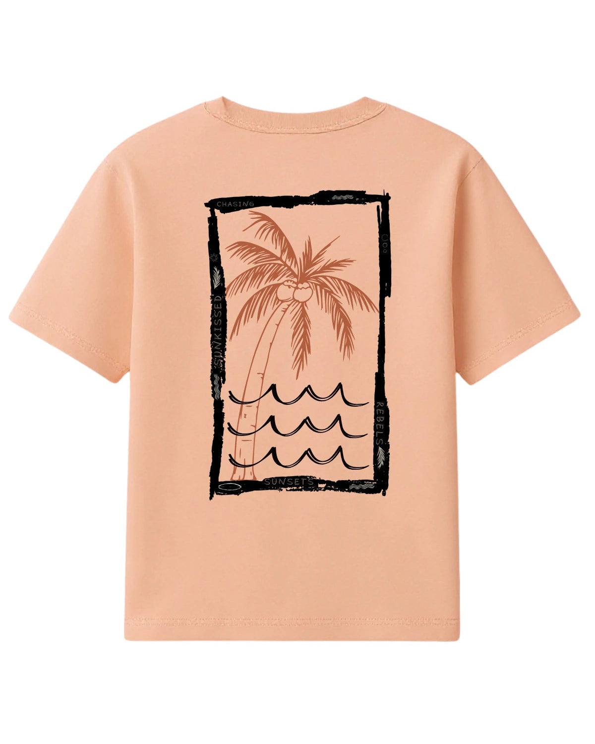 Korallenfarbenes Oversized-T-Shirt mit großem Rückendruck einer Palme über Wellen und schwarzem Rahmen-Design von The Sunkissed Rebels.