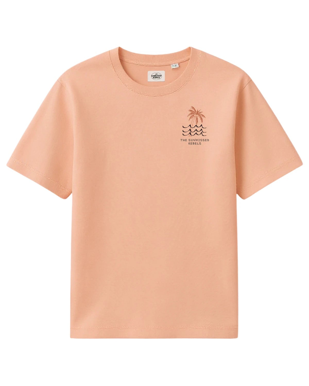 Korallenfarbenes Oversized-T-Shirt mit kleinem Brustprint ‘The Sunkissed Rebels’ und Palmen-Wellen-Motiv.