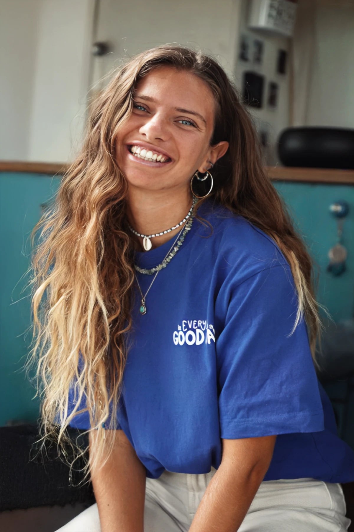 Detailaufnahme einer Frau beim bekleidet mit einem blauen Oversized T-Shirt "Everyday is a Good Day"
