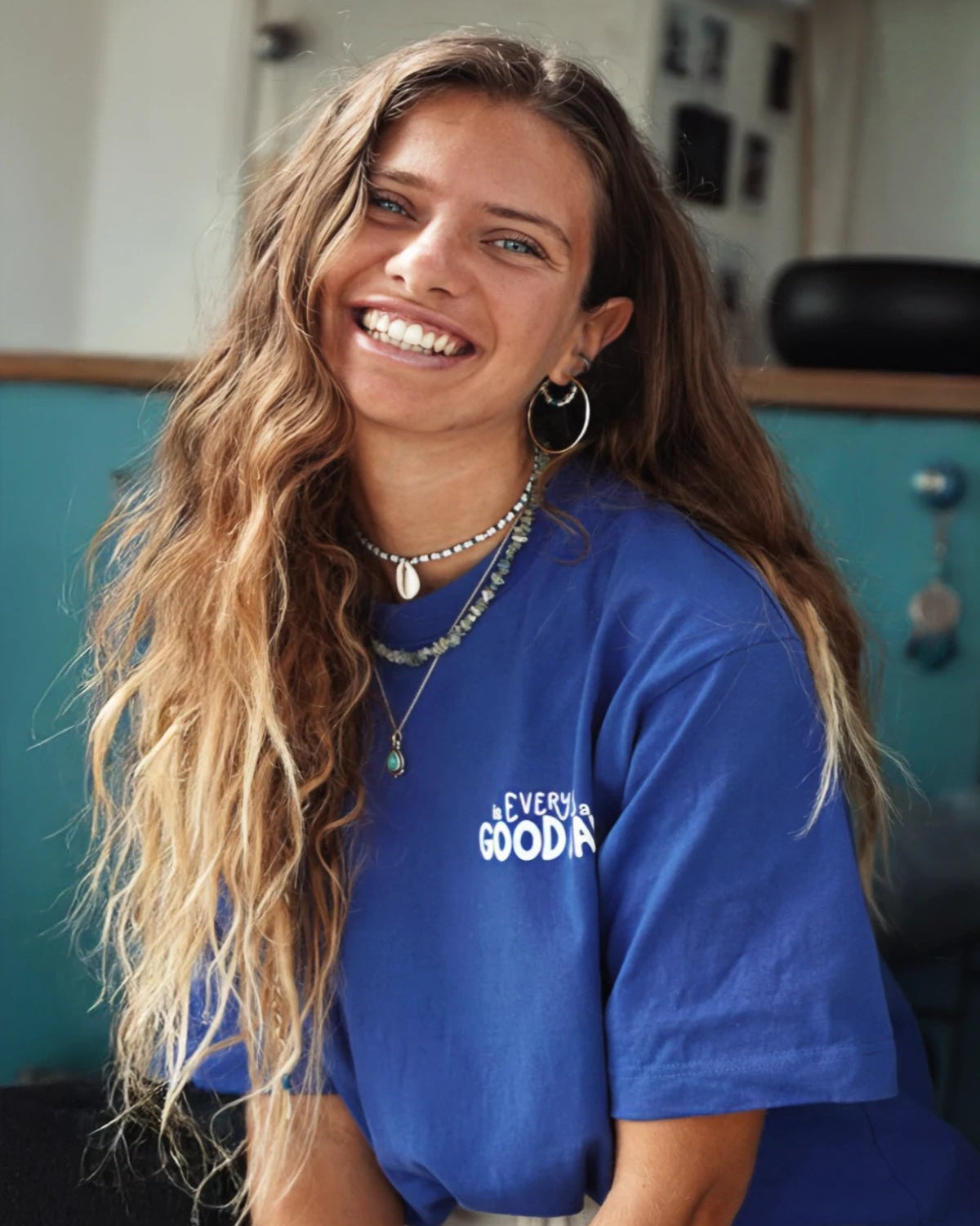 Detailaufnahme einer Frau beim bekleidet mit einem blauen Oversized T-Shirt "Everyday is a Good Day"