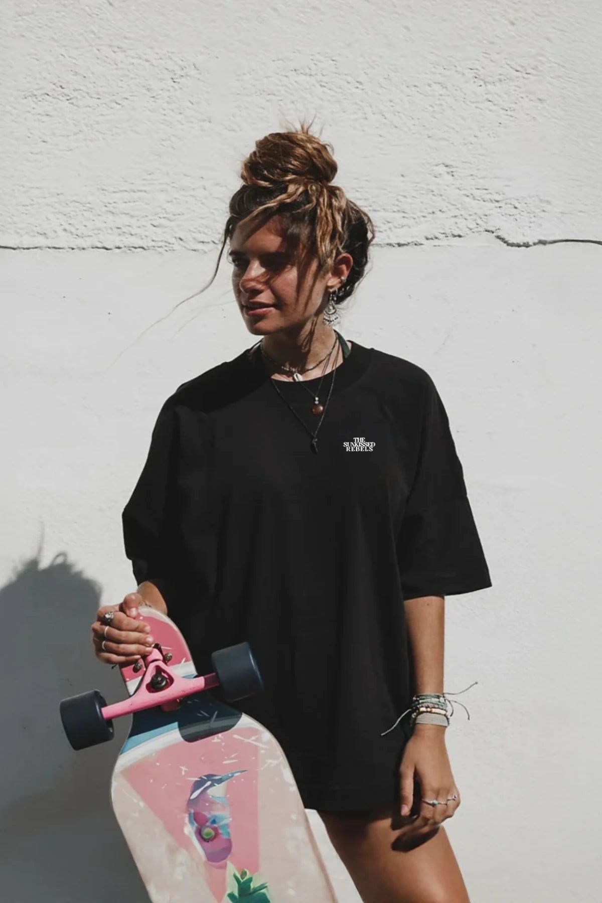 Schwarzes Oversized T-Shirt Vacation Mood On – Frontansicht mit Skateboard
