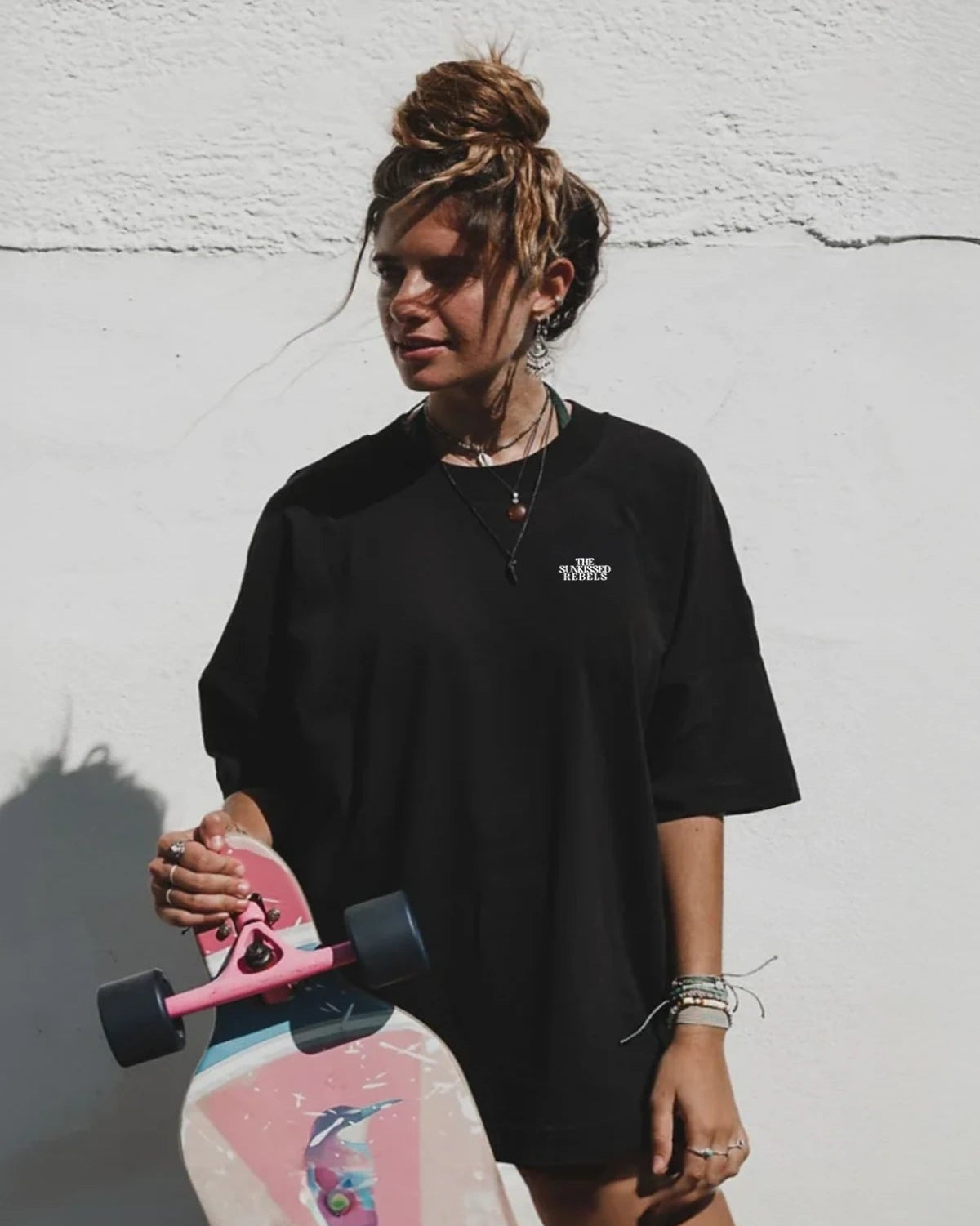 Schwarzes Oversized T-Shirt Vacation Mood On – Frontansicht mit Skateboard