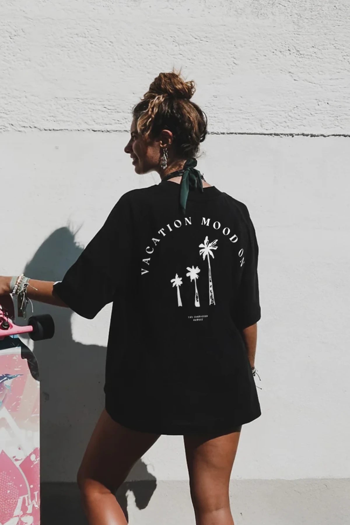 Schwarzes Vacation Mood On T-Shirt – Rückenansicht mit Skateboard und Wand