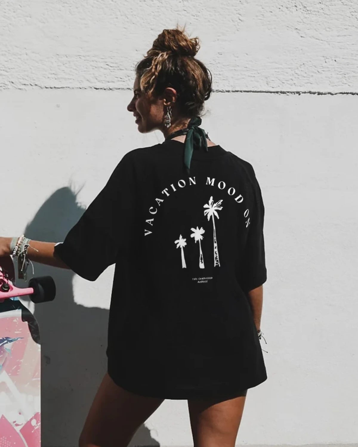 Schwarzes Vacation Mood On T-Shirt – Rückenansicht mit Skateboard und Wand