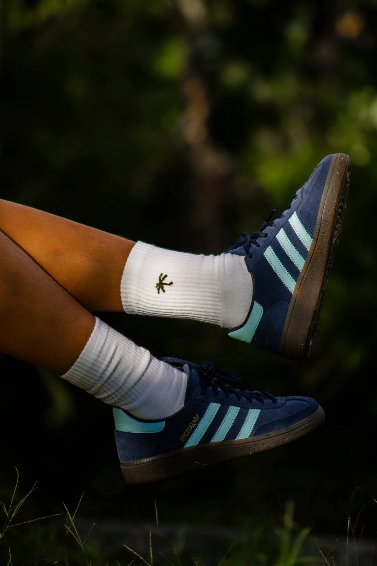 Palm Tree Tennissocken in Weiß mit grünem Palmen-Stickmotiv im Stehen präsentiert