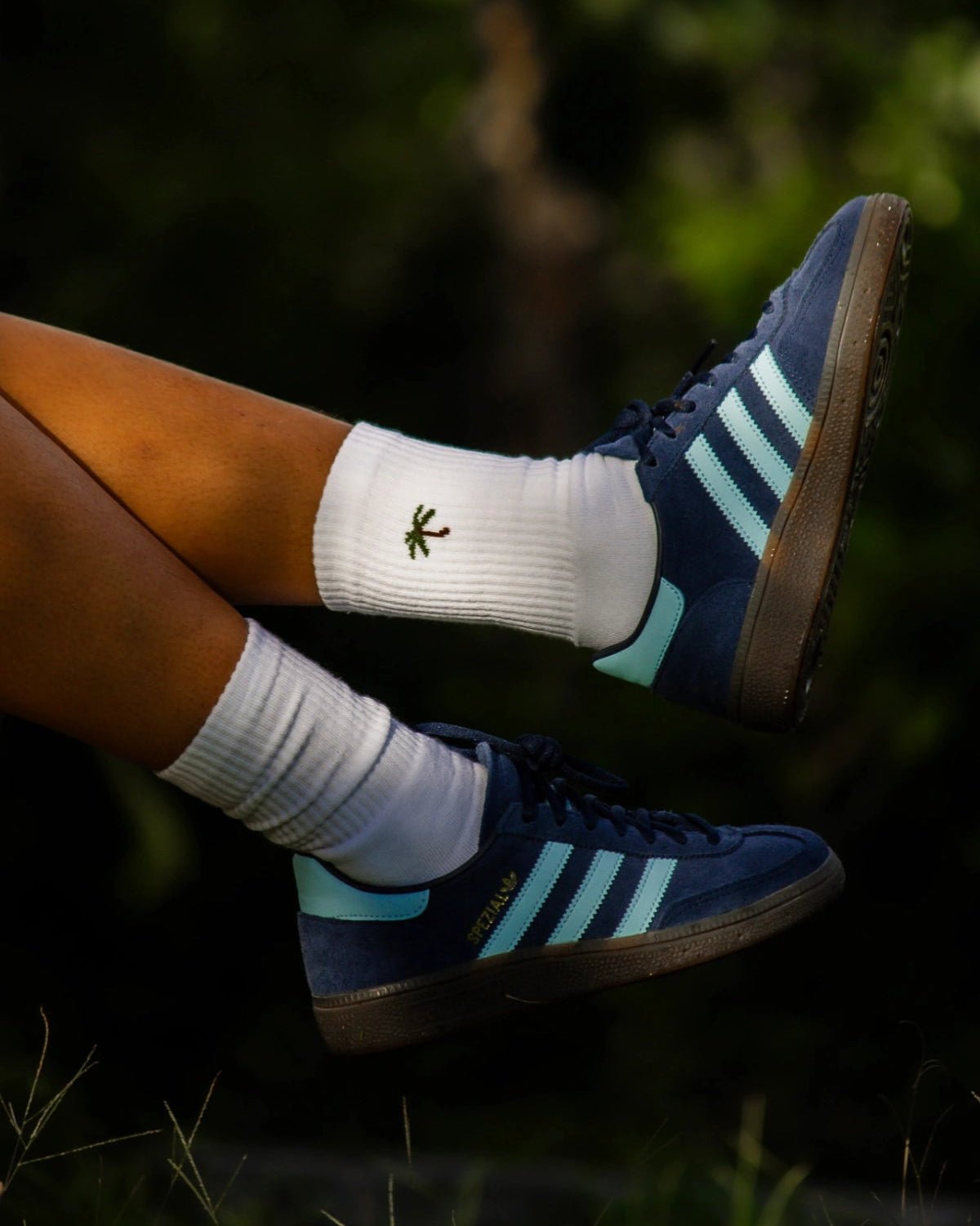 Palm Tree Tennissocken in Weiß mit grünem Palmen-Stickmotiv im Stehen präsentiert