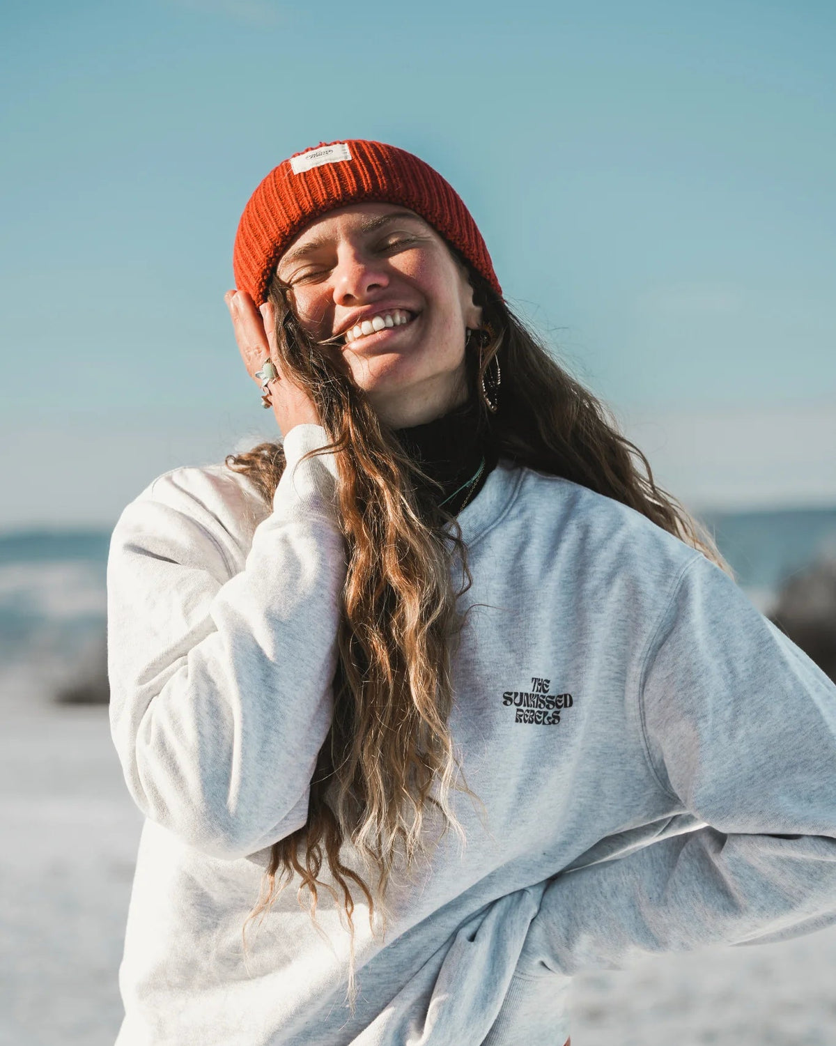Rebels Big Beanie Rusty Red von The Sunkissed Rebels am Strand bei Sonne und Meeresluft