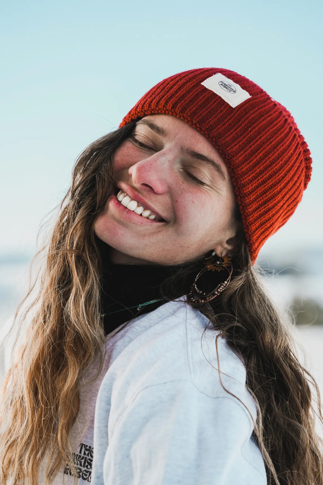 Porträtaufnahme mit Rebels Big Beanie Rusty Red von The Sunkissed Rebels bei Wintersonne