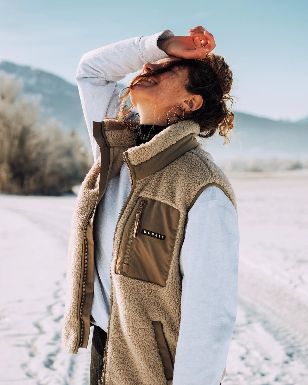 Rebels Fleece Weste Beige mit Brusttasche und Logo – Damen Outdoor Weste Detailaufnahme