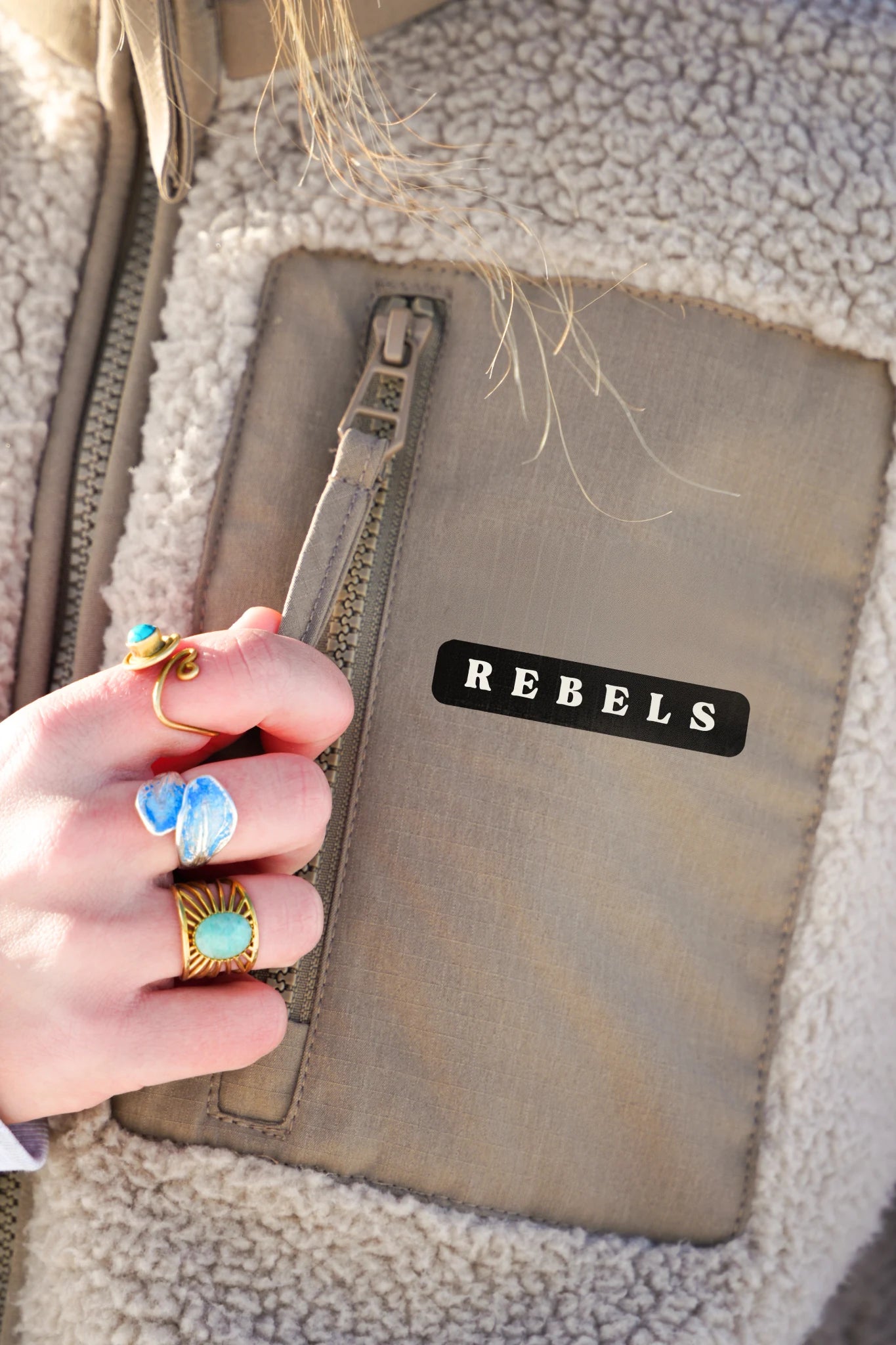 Detailaufnahme Rebels Fleece Weste Beige – Brusttasche mit Reißverschluss und Logo