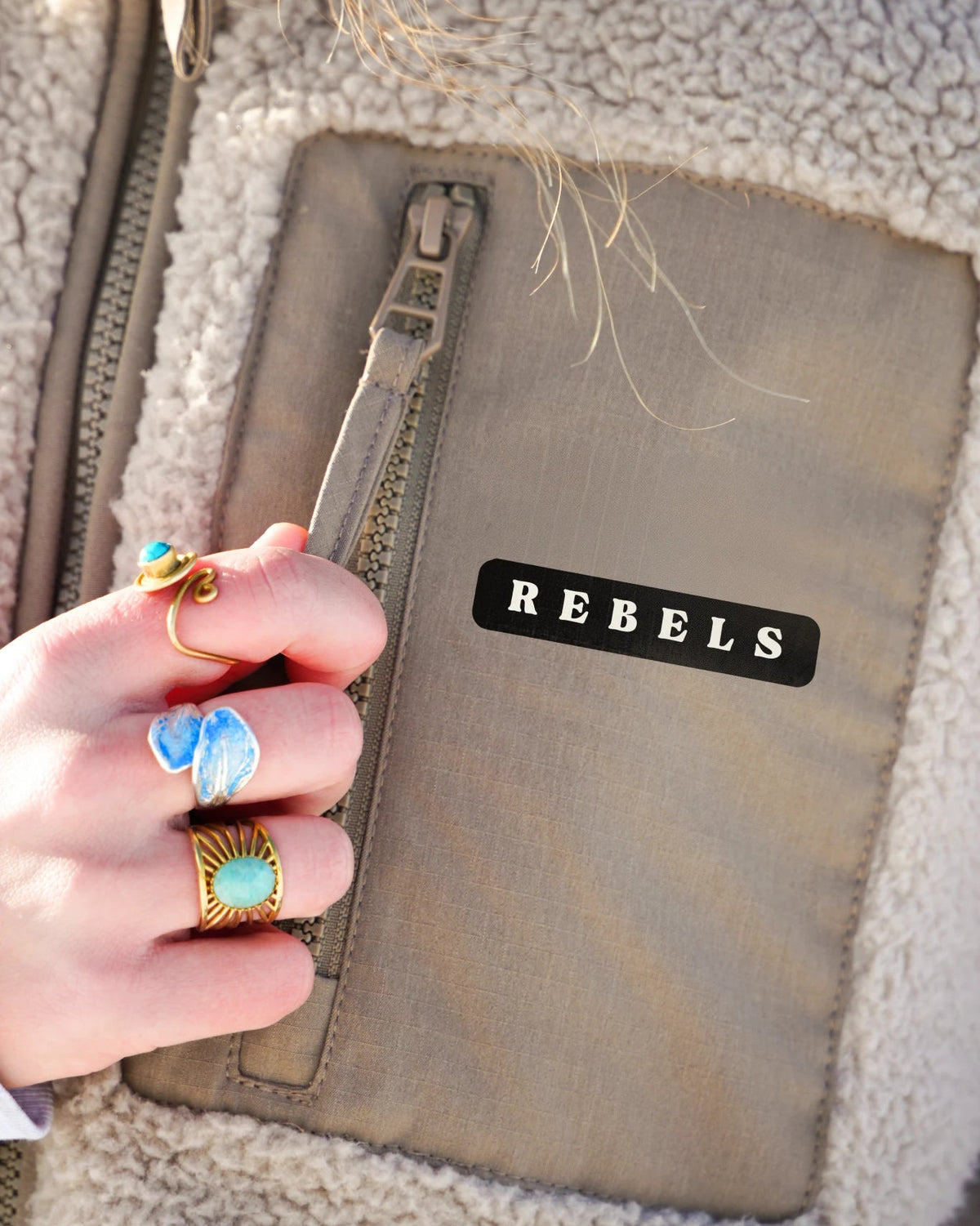 Detailaufnahme Rebels Fleece Weste Beige – Brusttasche mit Reißverschluss und Logo