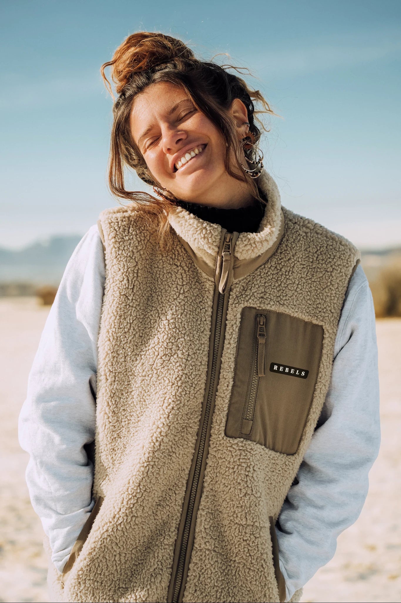 Gemütliche Rebels Fleece Weste Beige für Damen – warmer Layering Look von The Sunkissed Rebels