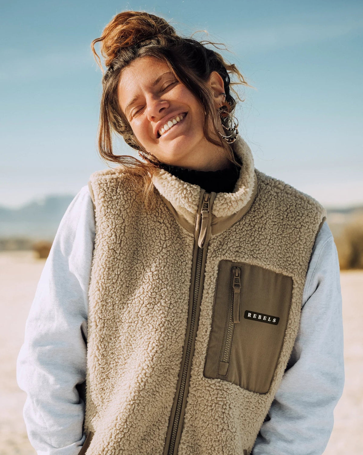 Gemütliche Rebels Fleece Weste Beige für Damen – warmer Layering Look von The Sunkissed Rebels