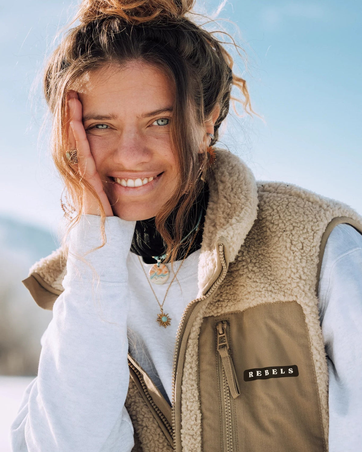 Beige Rebels Fleece Weste Damen von The Sunkissed Rebels – gemütlicher Outdoor Lifestyle Look