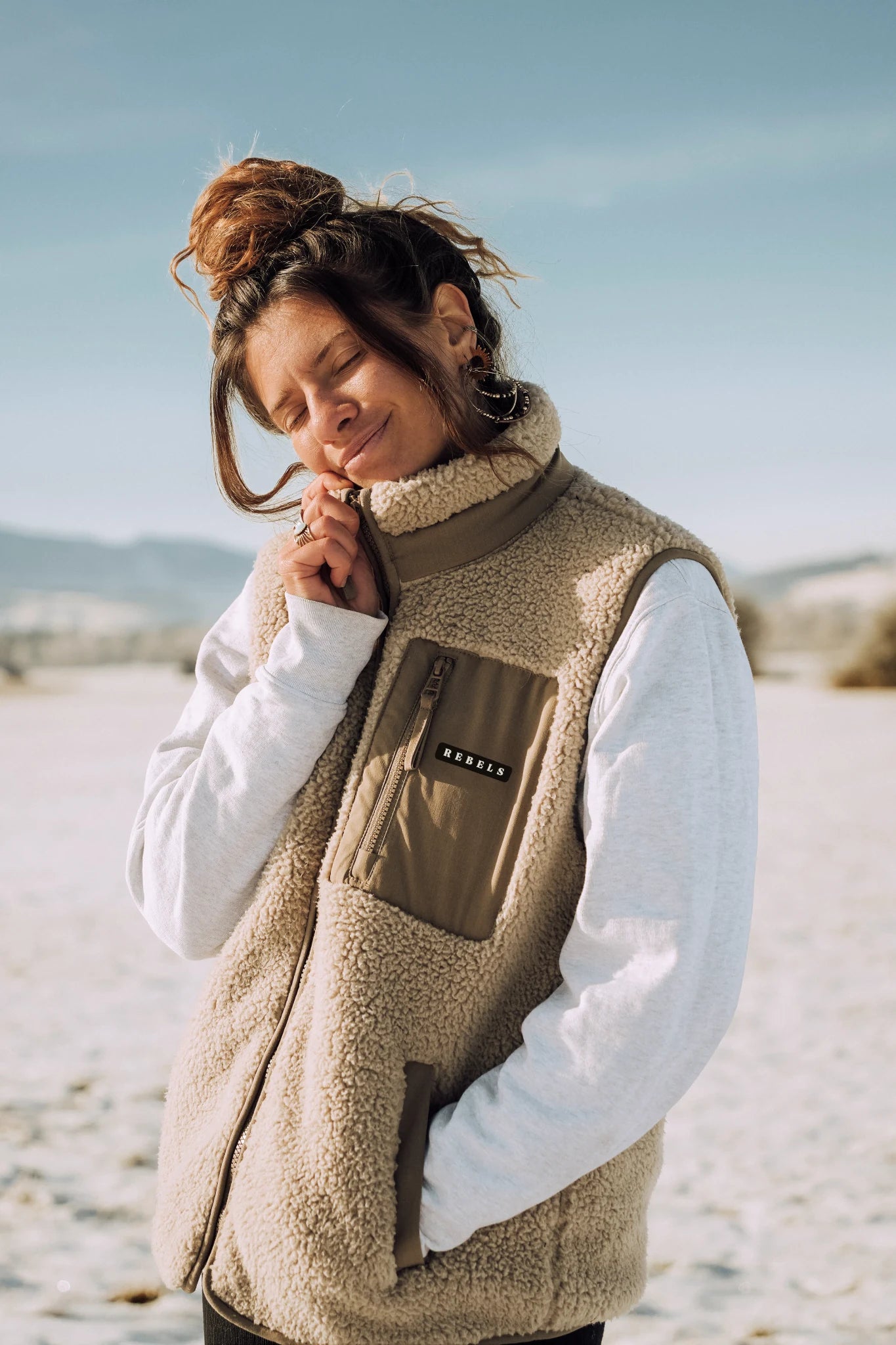 Rebels Fleece Weste Beige im natürlichen Outdoor Setting – nachhaltige Damen Weste