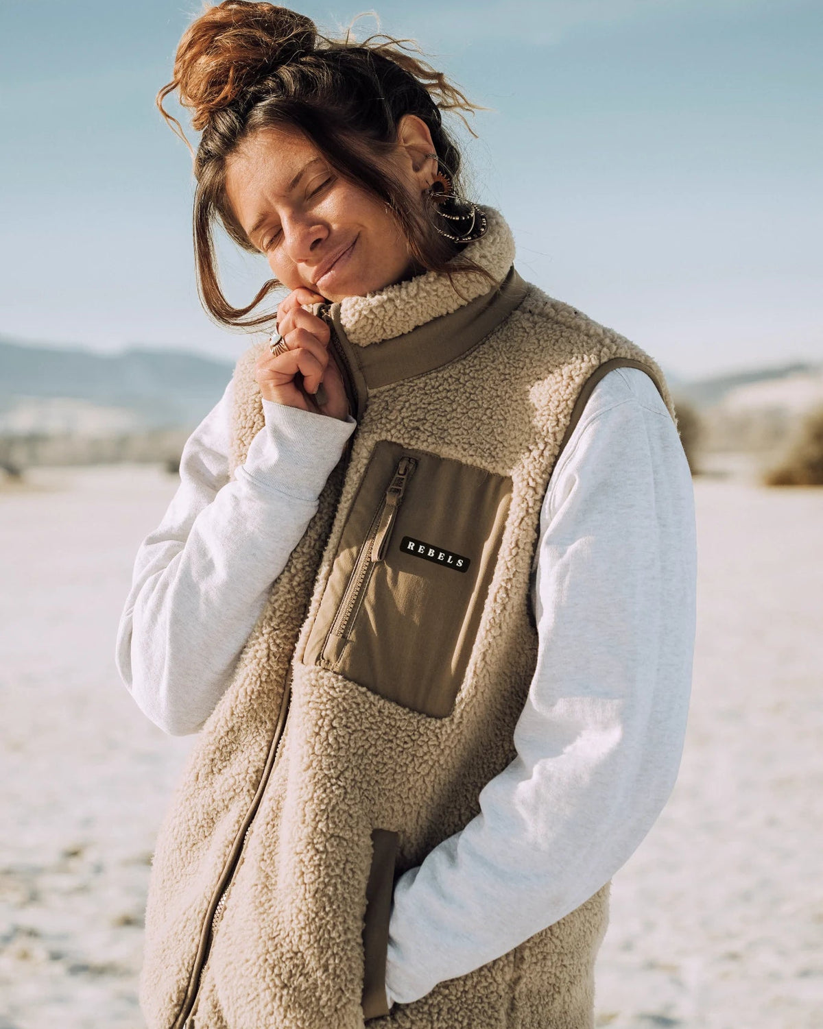 Rebels Fleece Weste Beige im natürlichen Outdoor Setting – nachhaltige Damen Weste