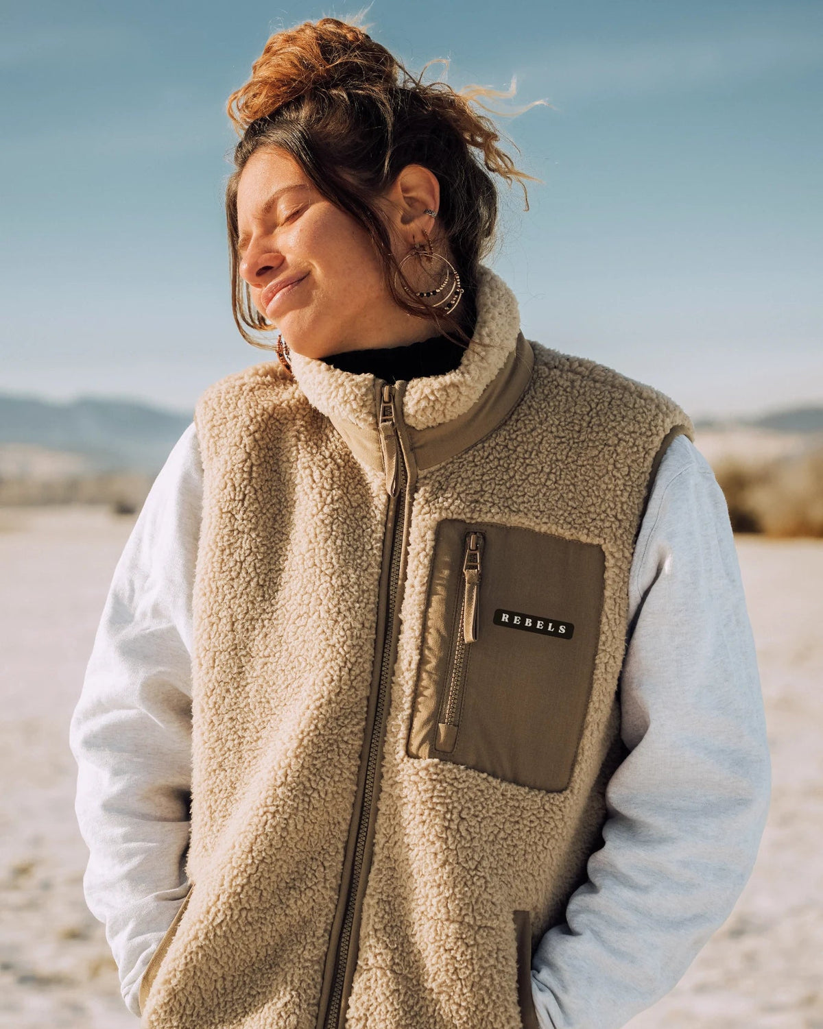 Beige Fleece Weste Damen – Rebels Outdoor Weste von The Sunkissed Rebels vorne getragen