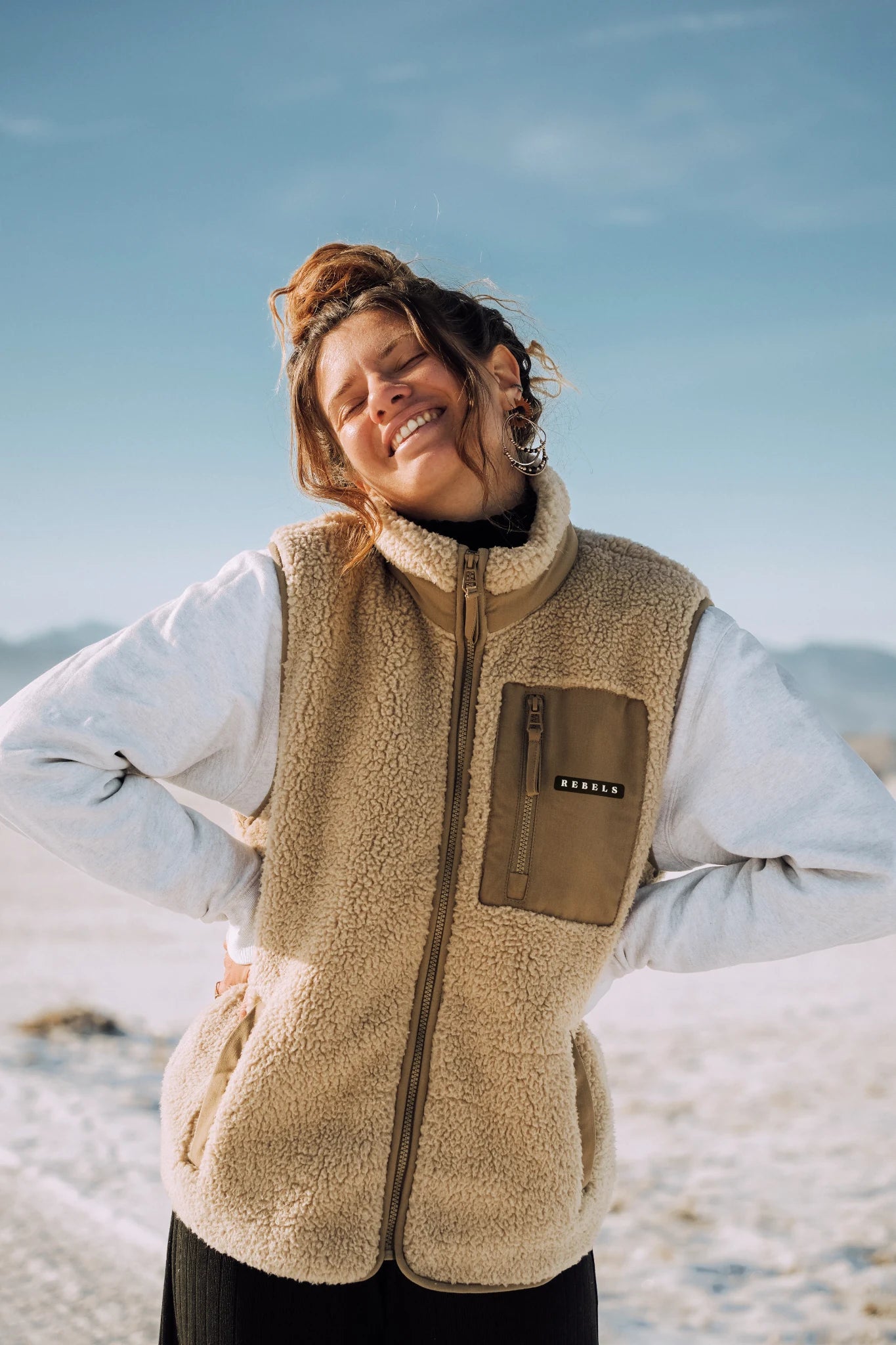 Beige Fleece Weste Damen – Rebels Outdoor Weste von The Sunkissed Rebels vorne getragen