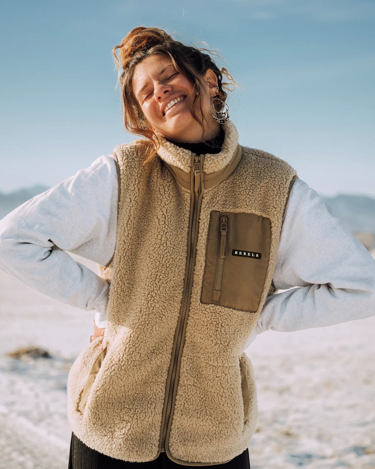 Beige Fleece Weste Damen – Rebels Outdoor Weste von The Sunkissed Rebels vorne getragen