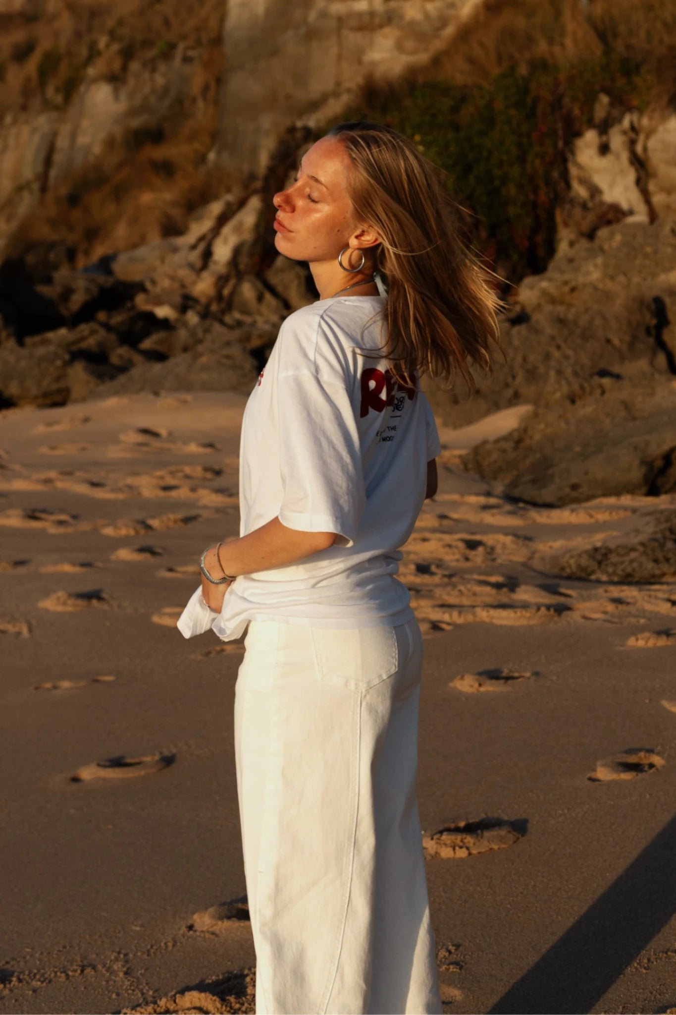 Rückenansicht Rebels Surf Wear Light T-Shirt White am Strand getragen