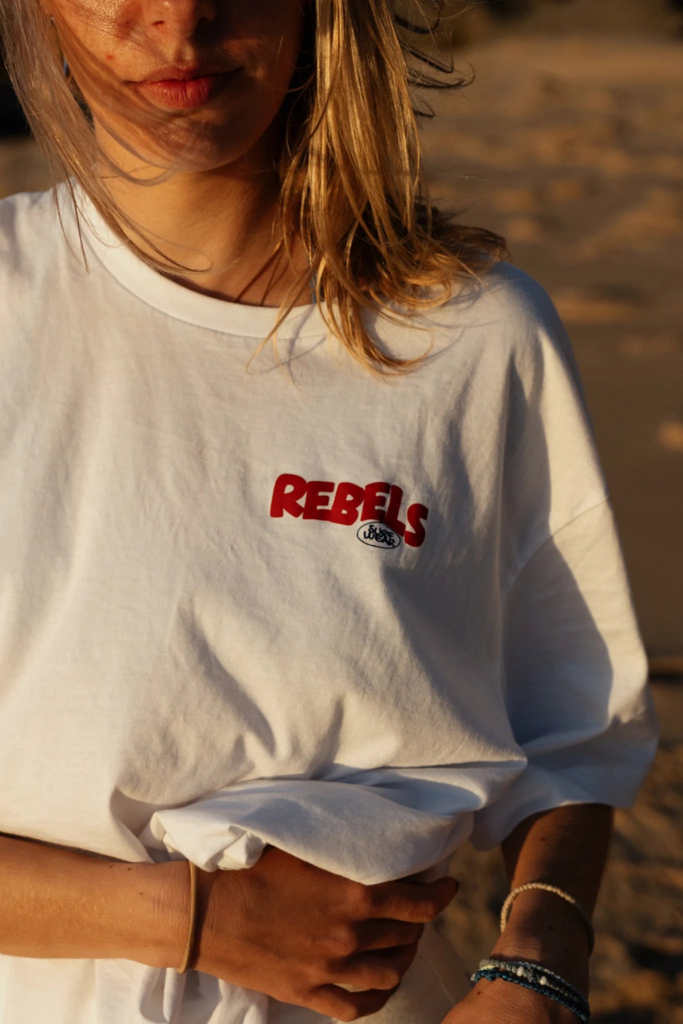 Detailaufnahme Rebels Surf Wear Light T-Shirt White mit rotem Rebels Logo
