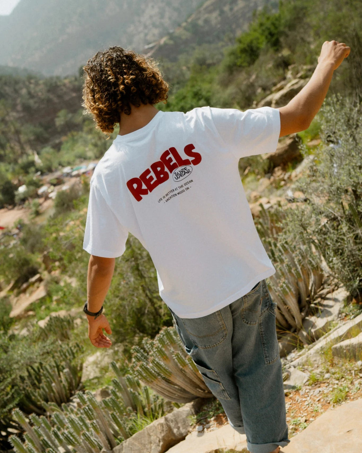 Rebels Surf Wear oversized t-shirt white lifestyle walking desert mountains