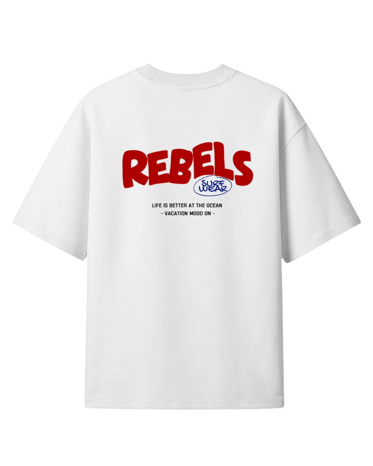 Rückansicht des weißen Rebels Surf Wear T-Shirts aus Premium-Baumwolle mit großem rotem Rebels-Logo und „Life is better at the ocean“ Print.