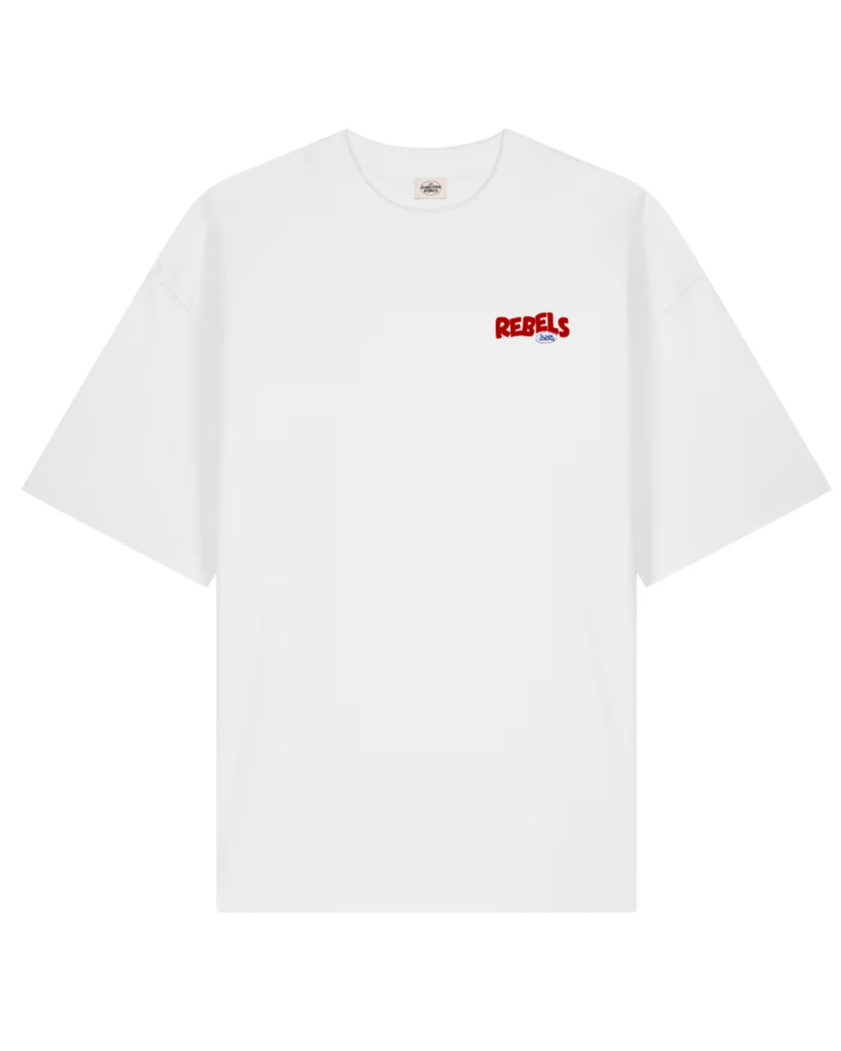 Vorderansicht des weißen Rebels Surf Wear T-Shirts im Oversized-Schnitt mit dezentem roten Logo-Print auf der linken Brust.