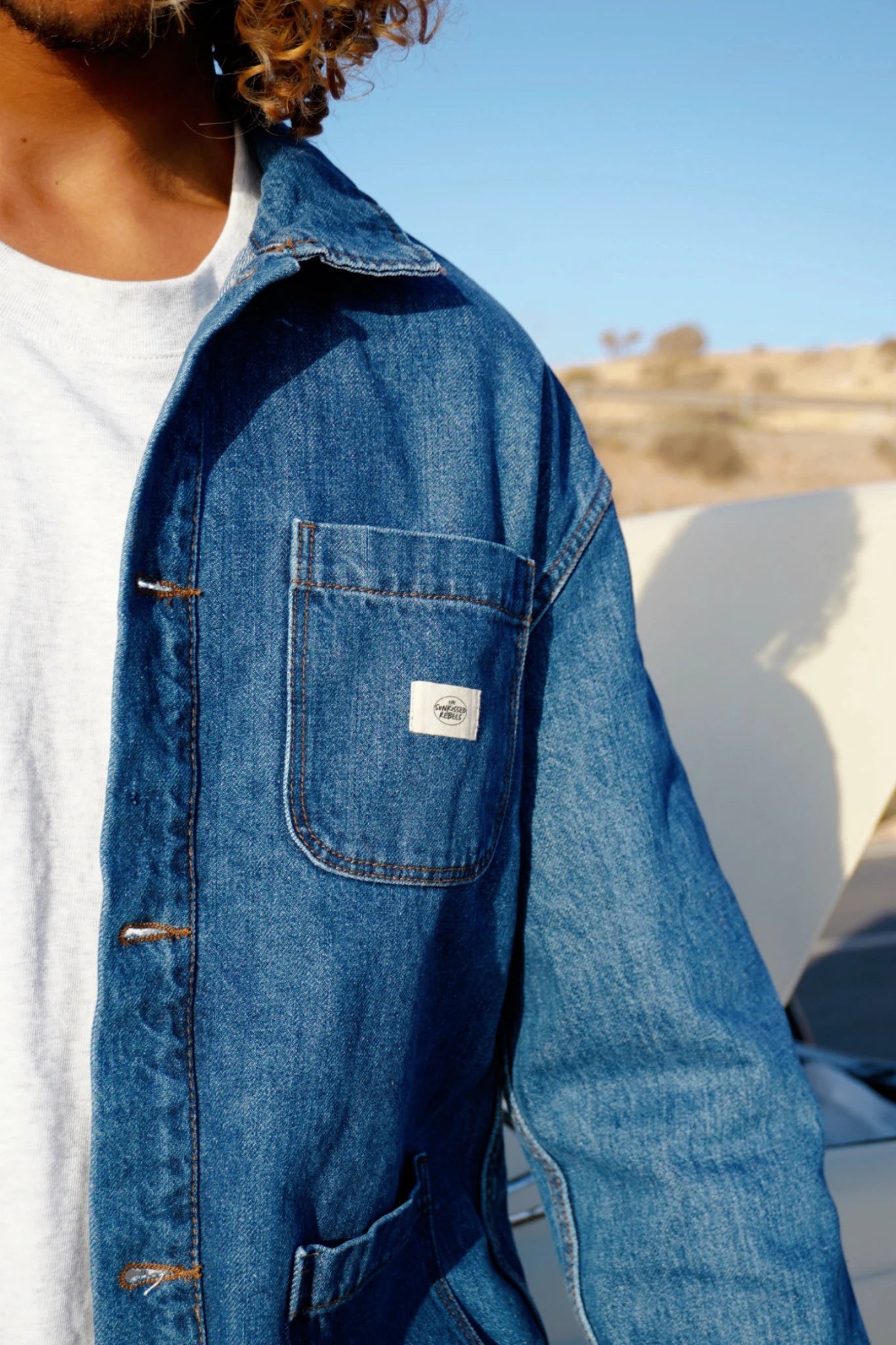 Detailansicht Rebels Vintage Denim Jacket 10 Year Fade Stoff und Logo Patch