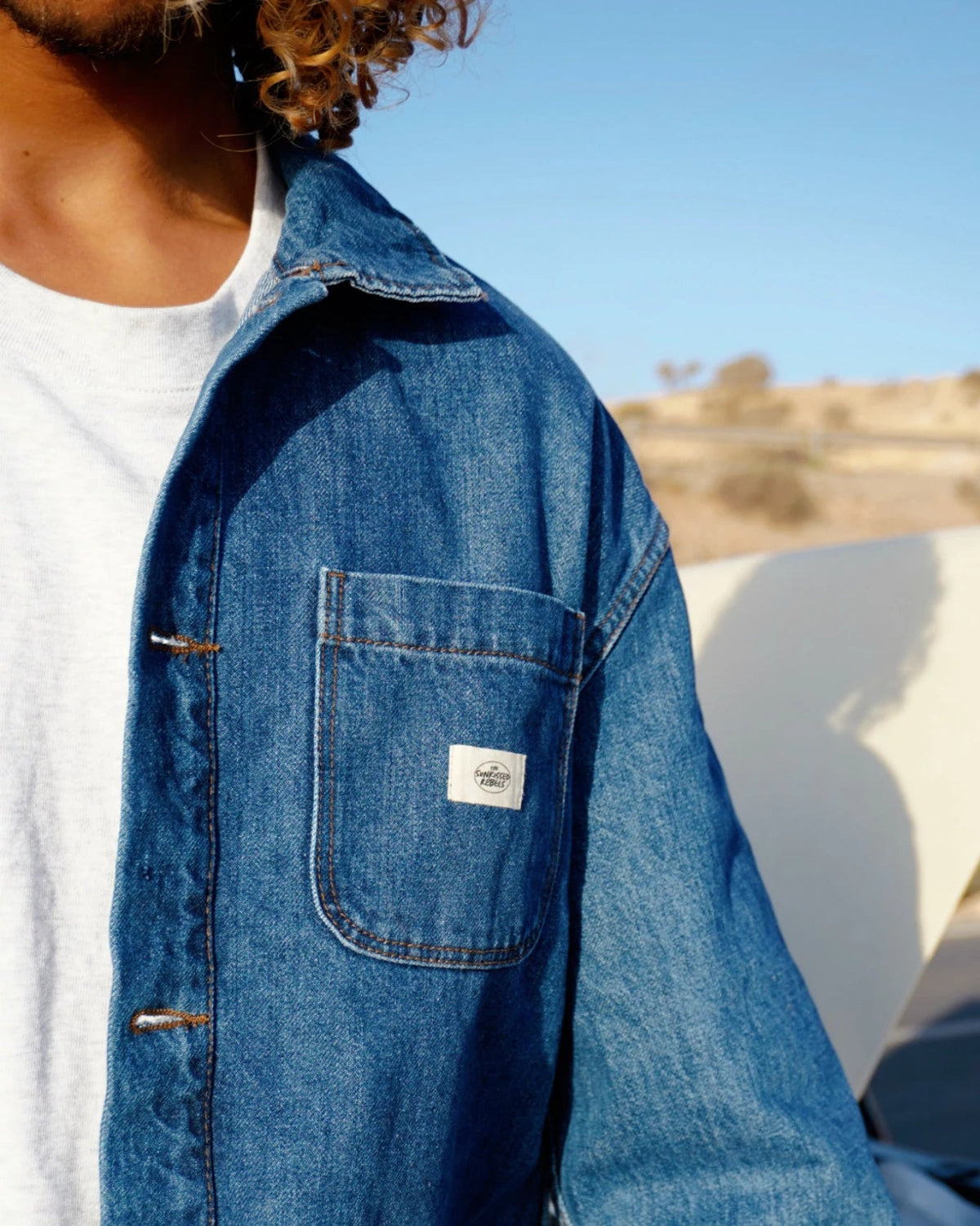 Detailansicht Rebels Vintage Denim Jacket 10 Year Fade Stoff und Logo Patch